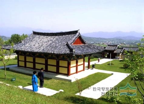 향교동 만인의총과 충렬사의 전경