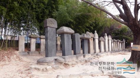 천거동의 30비석군 전경