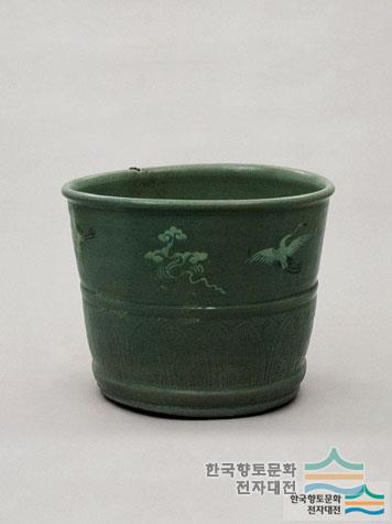청자상감운학문화분
