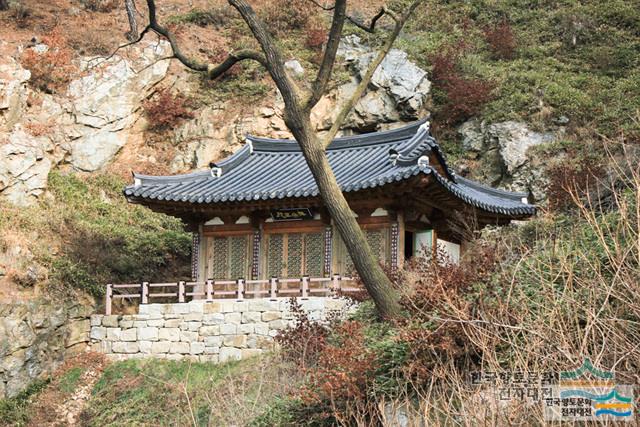 용덕사 극락전 전경