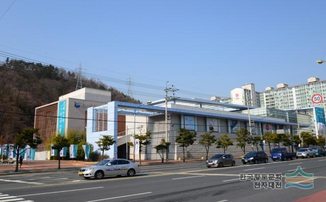 창원 문화 재단 3.15  아트 센터 좌측