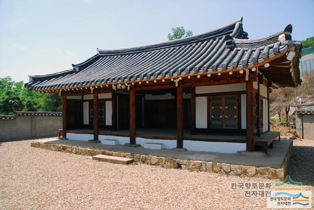 여남재