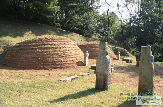 평산신씨 묘역