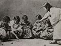 돌을 이용한 소녀들의 놀이광경(1910) 썸네일 이미지