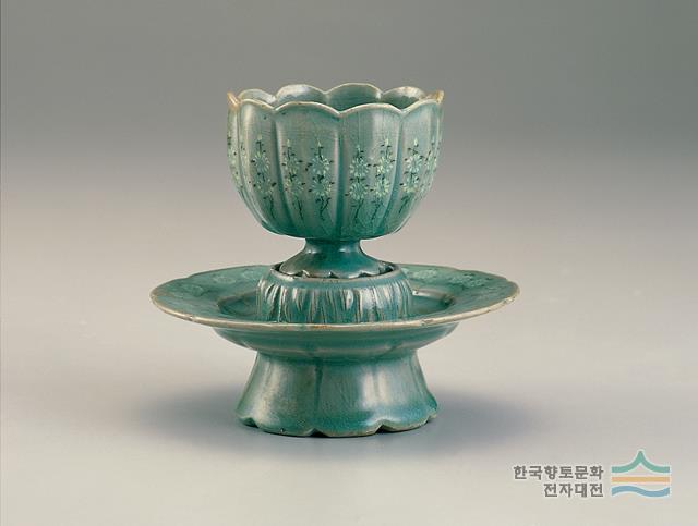 청자 상감 국화문 화형 탁잔(2)