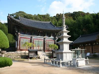 장안사 대웅전과 삼층석탑 썸네일 이미지
