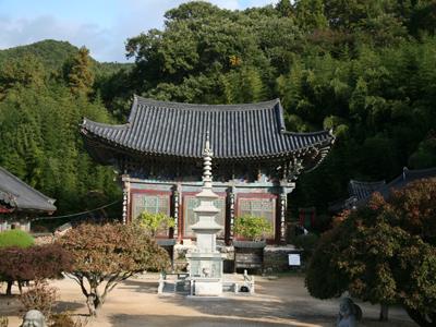 장안사 대웅전과 삼층석탑 썸네일 이미지