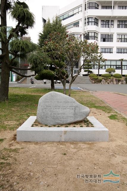 이종률 선생 탄생 100주년 기념 나무
