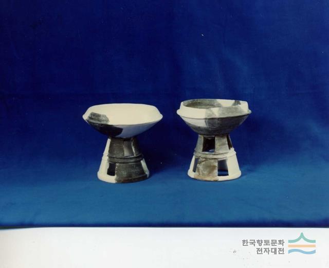연산동 4호분 출토 굽다리 접시