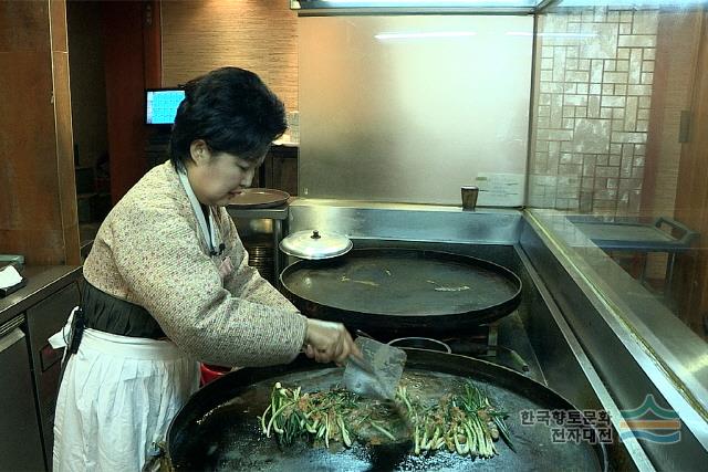 동래 파전 부치는 김정희 사장