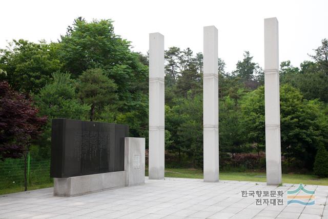 현충탑