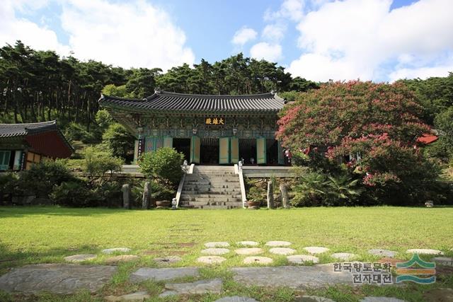 만연사 대웅전 봄 전경