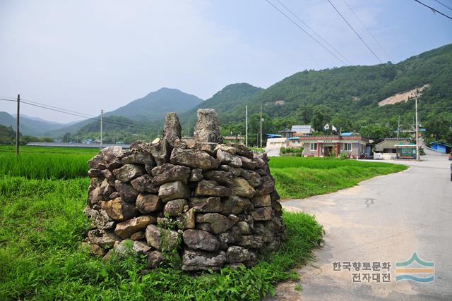 세룡리 세룡 마을 돌탑 전경