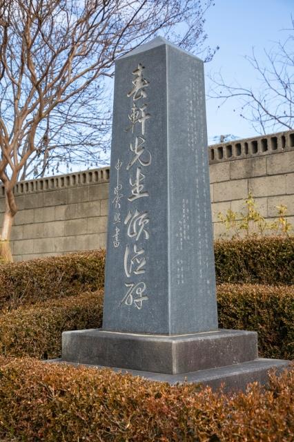 이영일 송덕비 측면