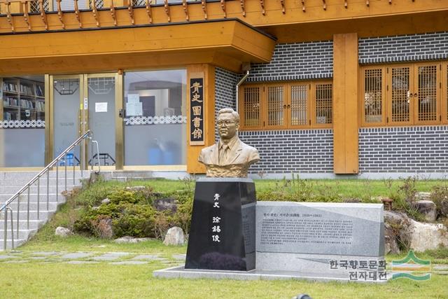청사도서관 입구의 청사 서석준 흉상