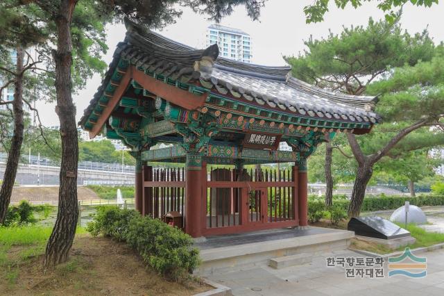 이공제비 비각 측면