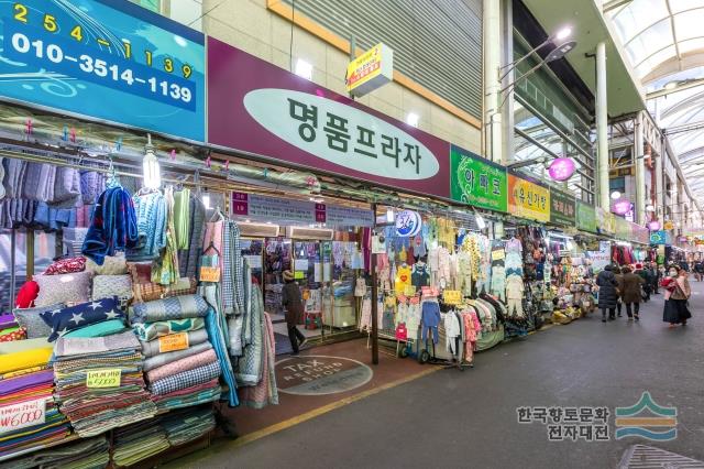 명품프라자 상가 입구
