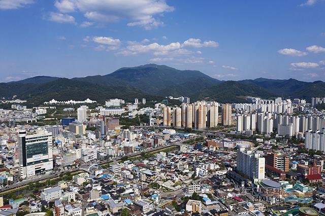 광주시내에서 바라 본 무등산 전경