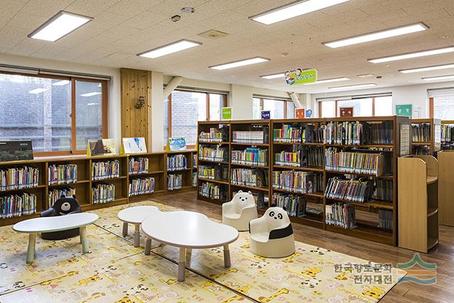 광주광역시립무등도서관 1층 어린이 도서관
