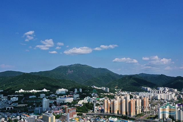 광주 시내에서 바라 본 무등산 전경