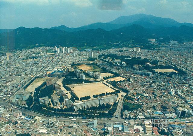 1989년 동신고등학교를 중심으로 한 풍향동 일대의 전경